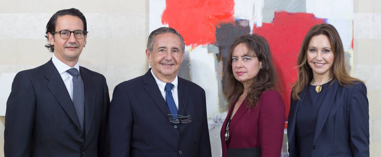 El nuevo CEO José Luis Manzanares Abásolo, a la izquierda, junto a su padre y hermanas. (Ayesa)