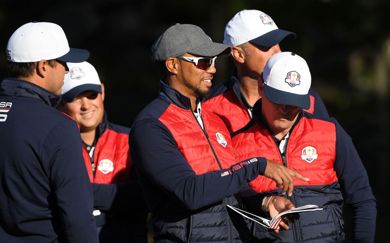 Tiger Woods habla con el resto del equipo norteamericano (Michael Madrid-USA TODAY Sports)