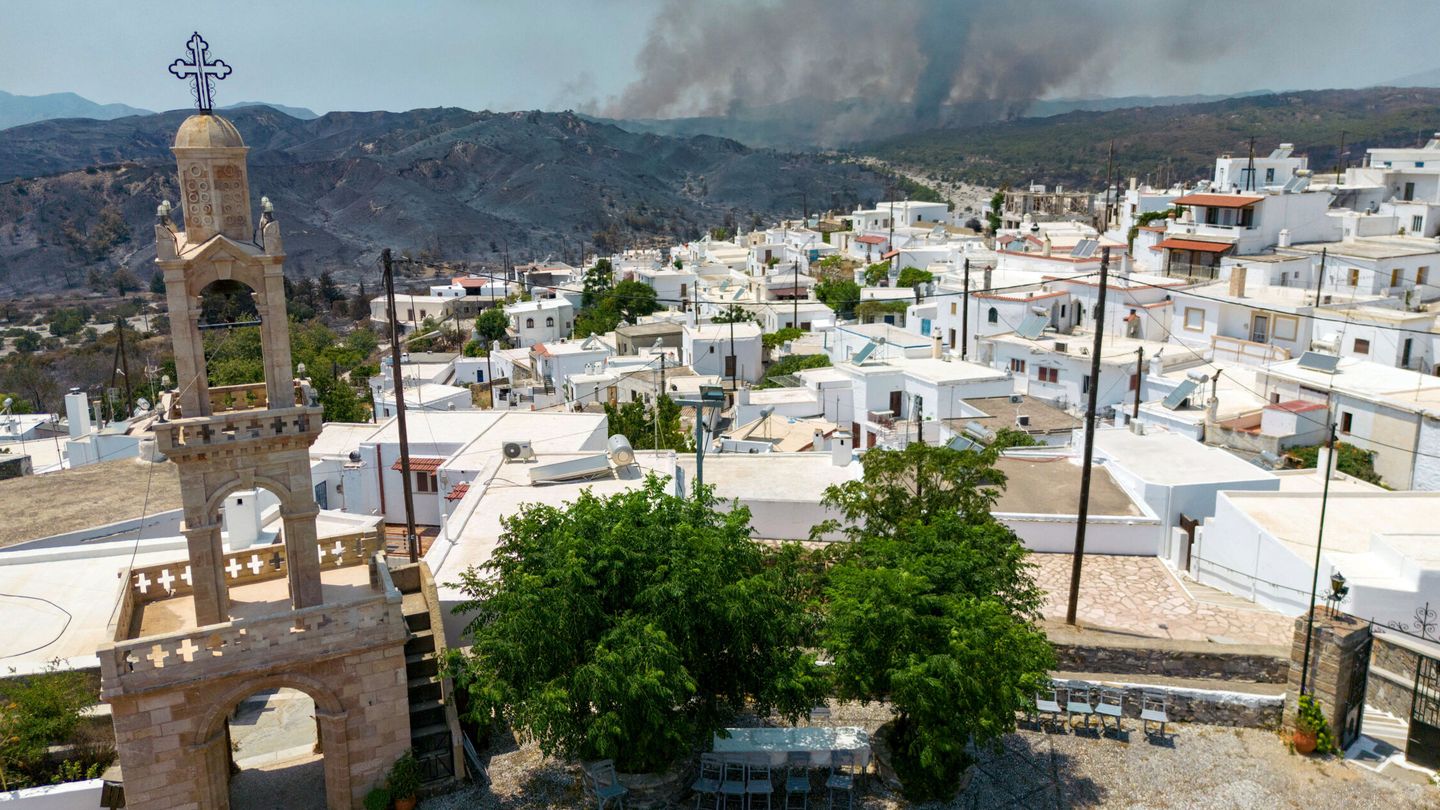 Pueblo de Asklipieio, situado en la isla griega de Rodas, donde las llamas han arrasado parte del entorno de la isla. (Reuters/Nicolas Economou)