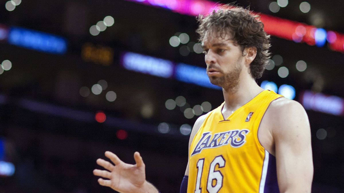 El Gasol más 'enchufado' y enfadado no endereza a unos deprimentes Lakers