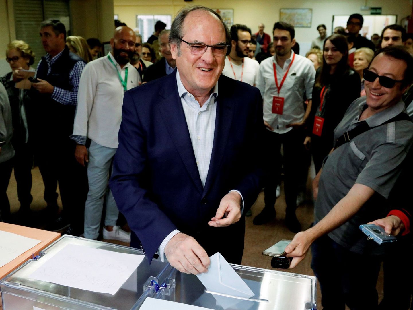 Ángel Gabilondo, candidato del PSOE a la Comunidad de Madrid, emite su voto (EFE)
