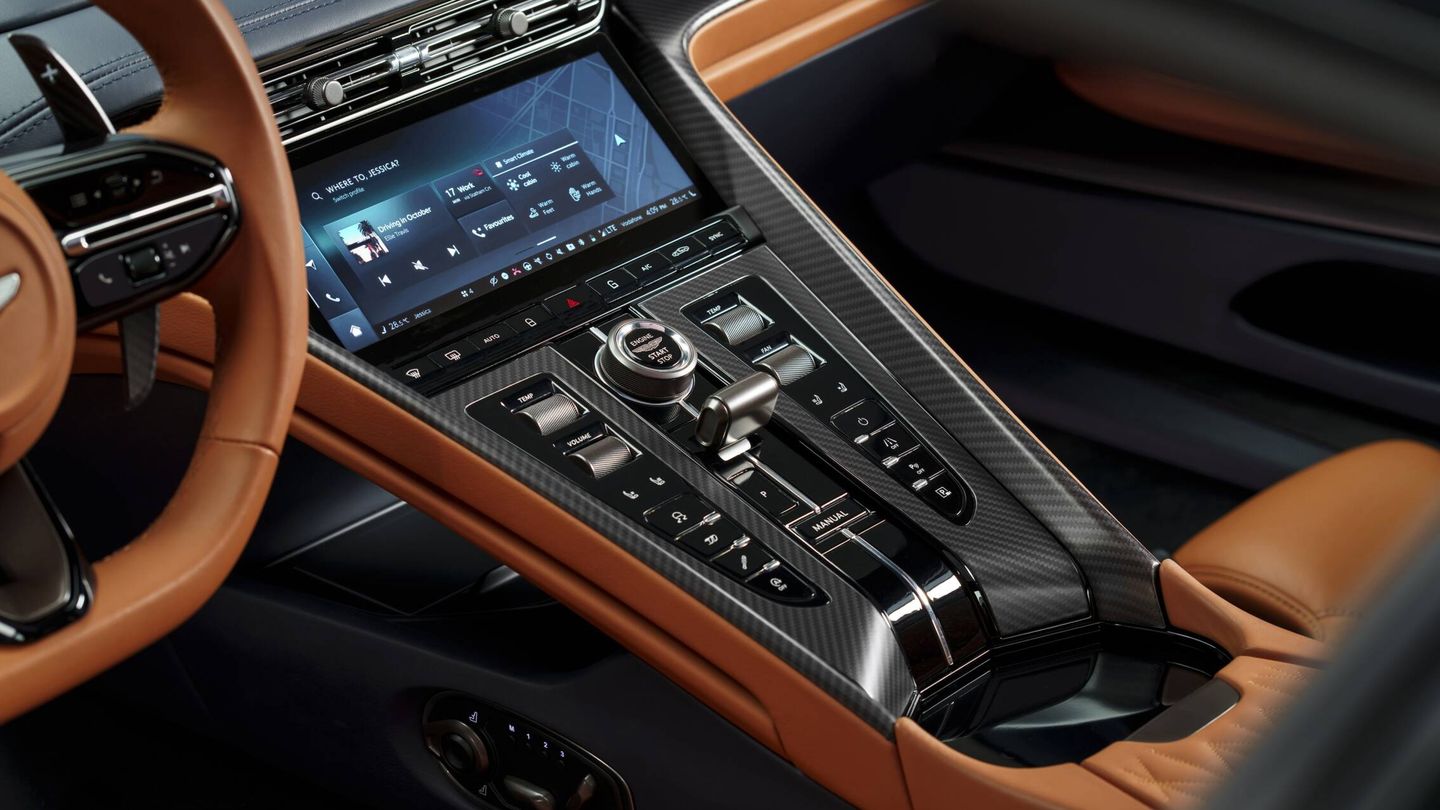 Aston Martin apuesta por buscar un equilibro entre los comandos físicos y digitales.