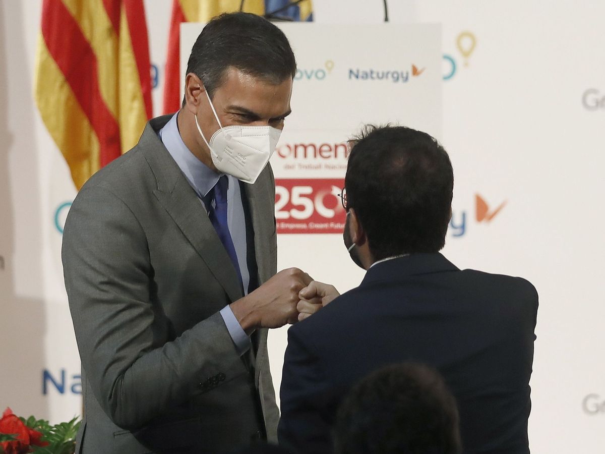 Foto: El presidente del Gobierno, Pedro Sánchez, saluda al presidente de la Generalitat, Pere Aragonès. (EFE)