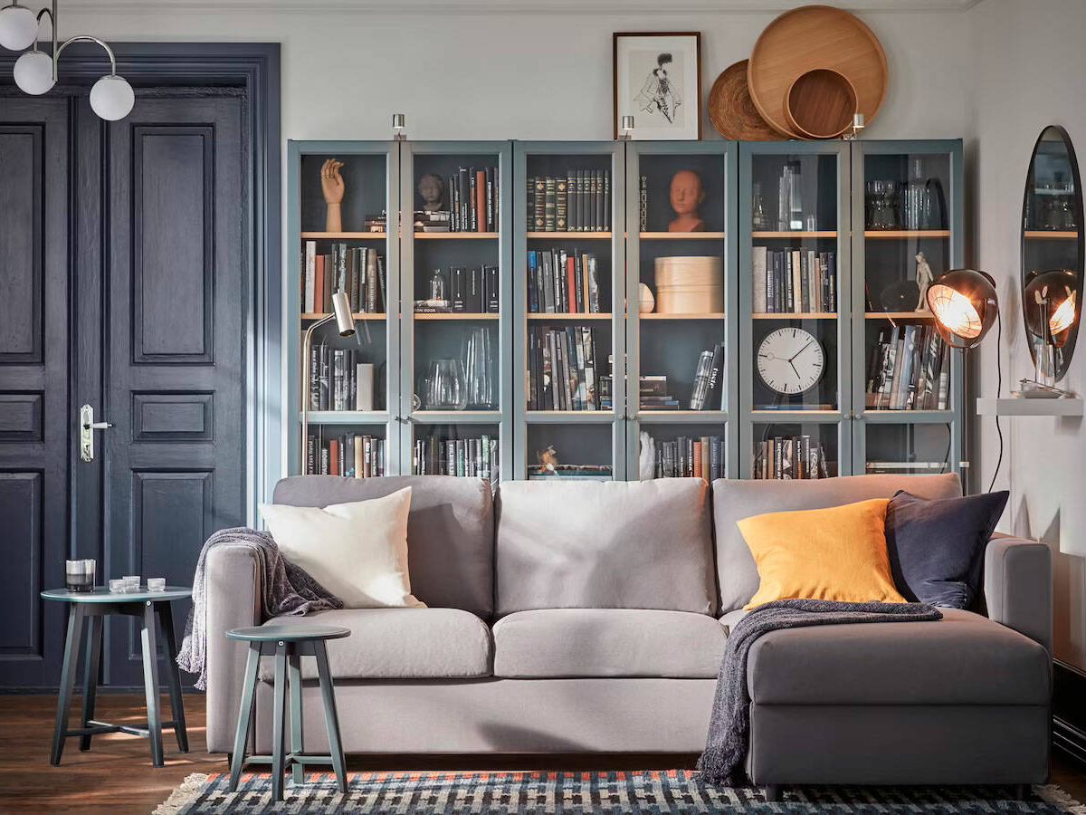 Foto: Una librería puede vestir todo el salón de una casa con elegancia (Ikea)