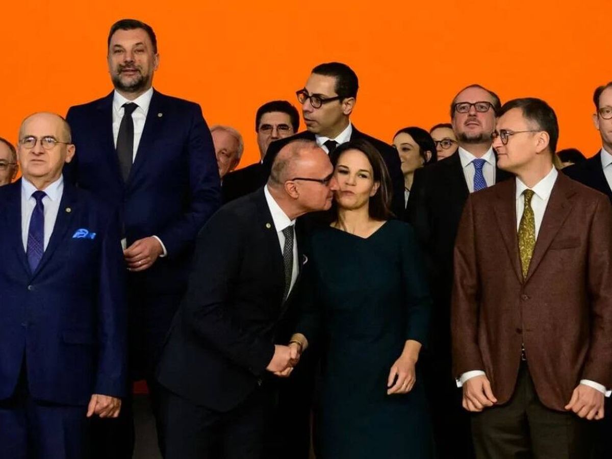 Foto: El ministro de Exteriores de Croacia intenta besar a su homóloga alemana y el acto acaba en polémica (X/@rebew_lexa)