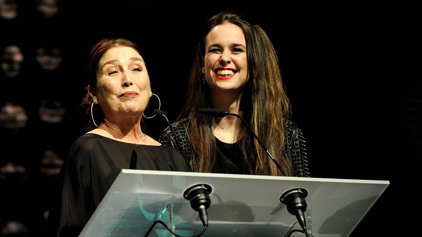  Junto a su hija, en los Premios José María Forqué de 2011. (Getty)