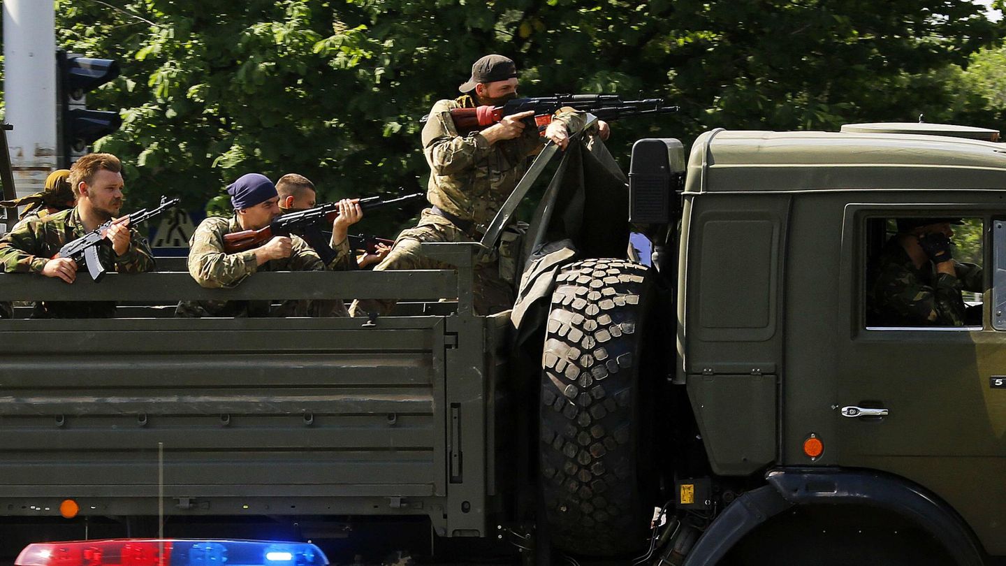 Separatistas prorrusos se dirigen en un camión hacia el aeropuerto de Donétsk (Reuters).