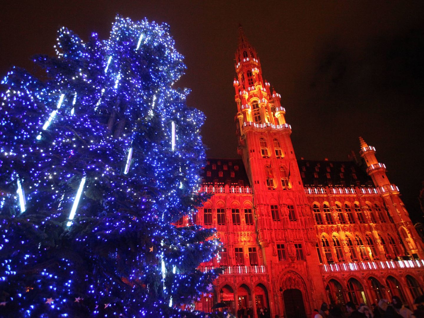 La Grande Place de Bruselas iluminada por Navidad (Getty Images)