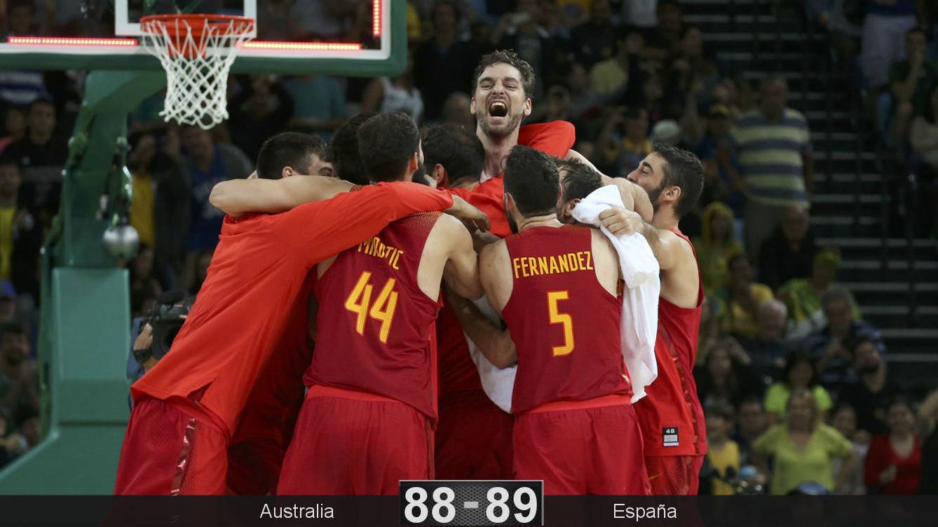 Foto: El equipo español celebra su medalla. (Reuters)
