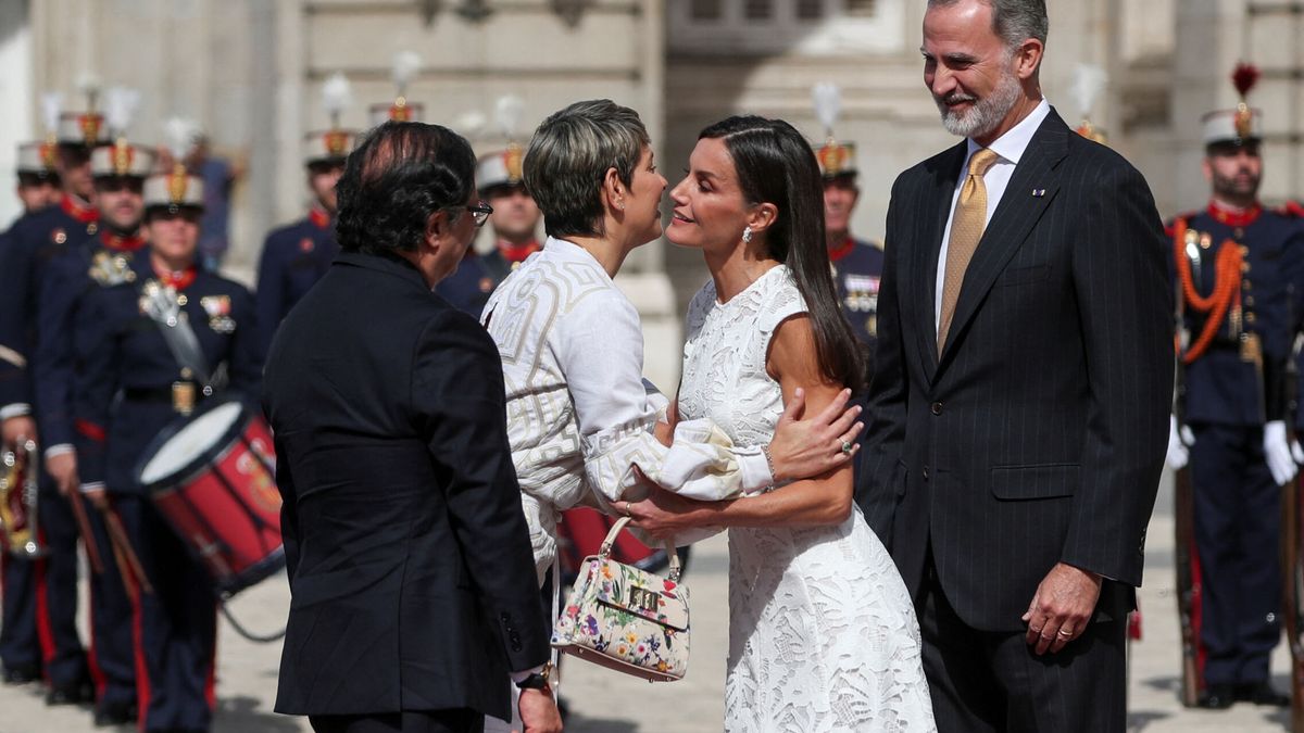 Vestido de Sfera blanco y con bolso de flores de Furla: así ha recibido la reina Letizia al presidente de Colombia