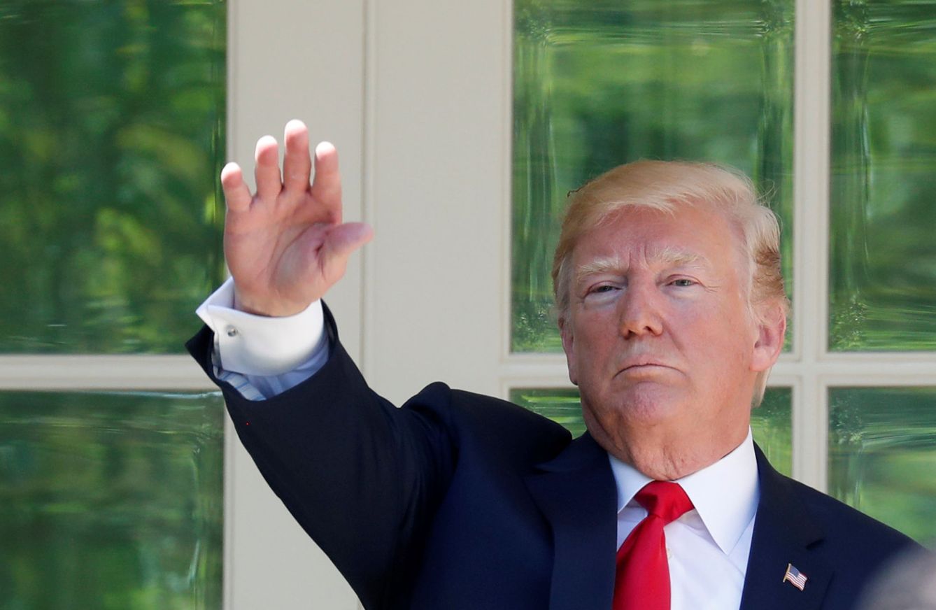 El presidente Trump saluda a los asistentes a la Casa Blanca, el 3 de mayo de 2018. (Reuters)