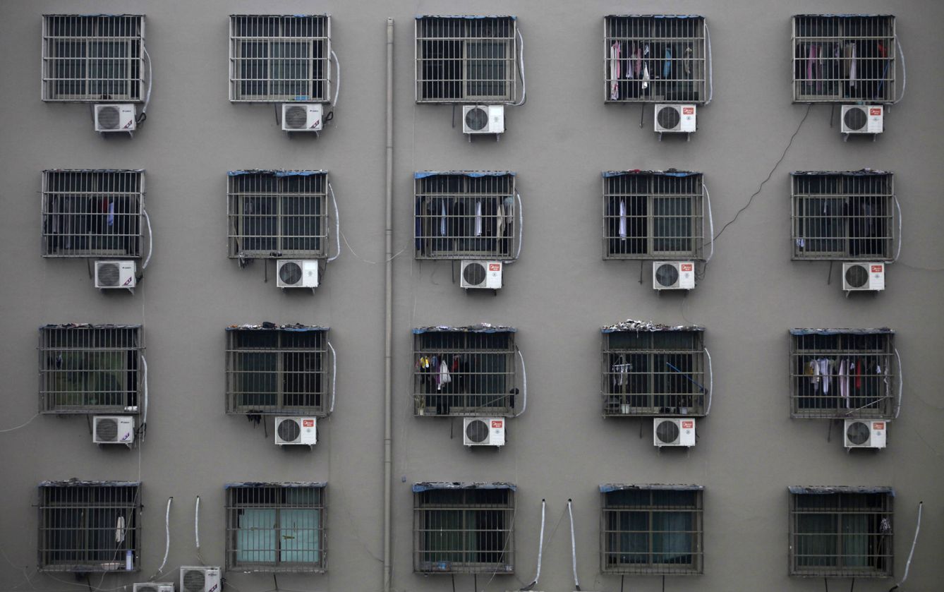 Aparatos de aire acondicionado en un complejo para trabajadores en una fábrica en la ciudad de Wenzhou, en la provincia de Zhejiang. (Reuters)