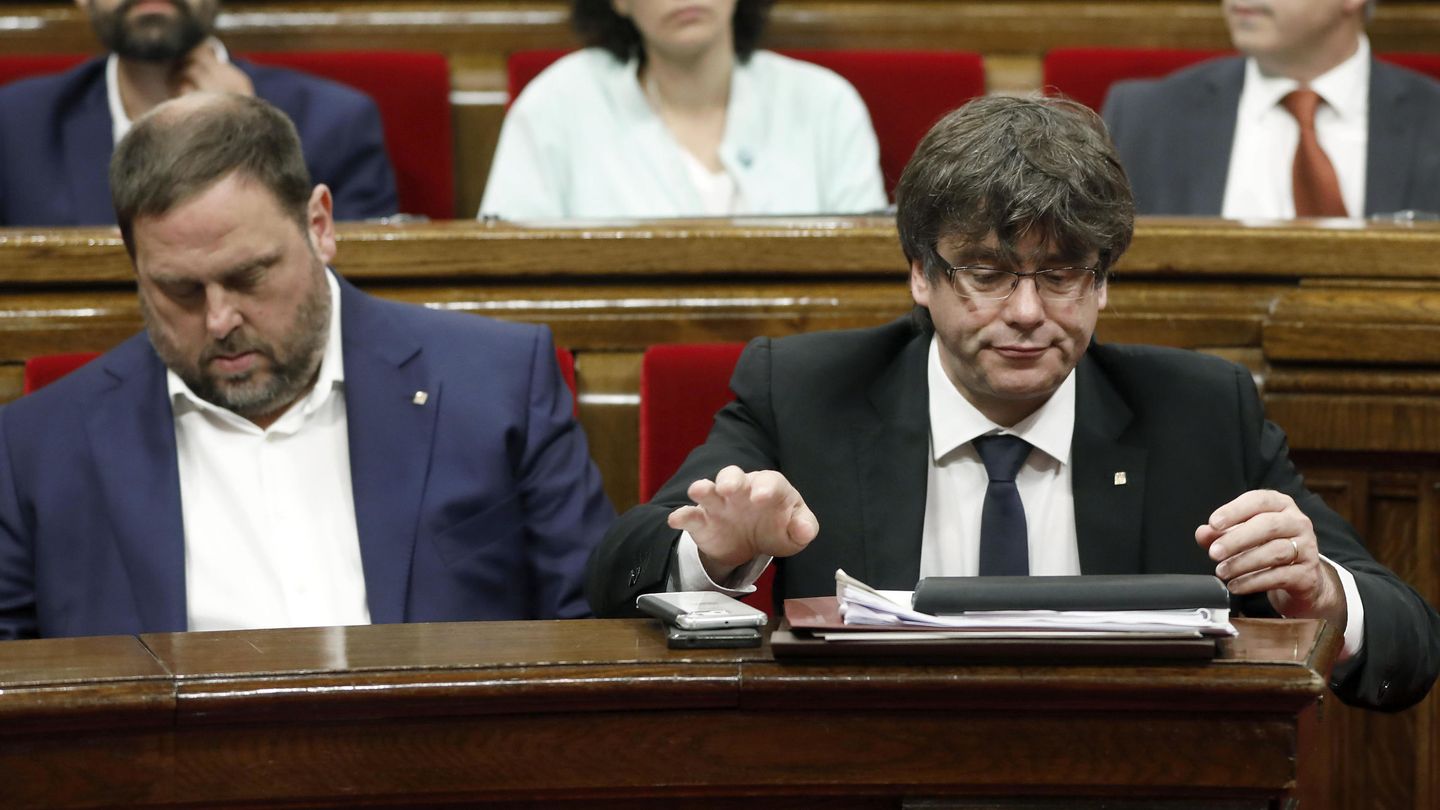 El 'president' y el vicepresidente de la Generalitat de Catalunya, Carles Puigdemont y Oriol Junqueras, el pasado 28 de junio en el Parlament. (EFE)