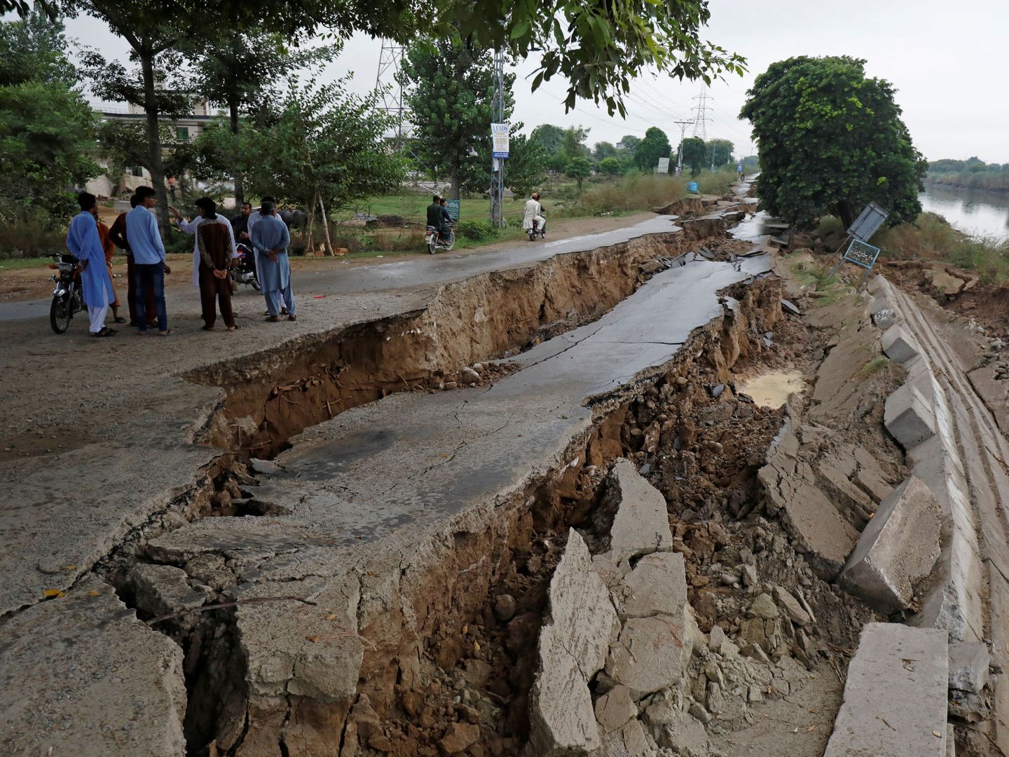 Grieta en una carretera tras le terremoto en Pakistán. (Reuters)