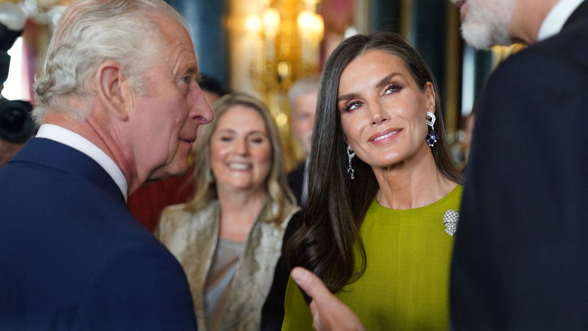La mirada enamorada de Letizia, joyas customizadas y otros detalles de la recepción de Buckingham