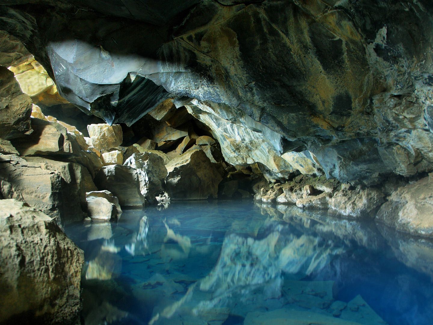 Cueva islandesa de Grjotagja (Fuente: iStock)