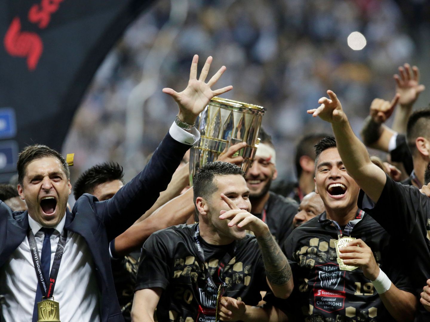 Diego Alonso, a la izquierda, celebra con sus jugadores la Champions de la CONCACAF. (Reuters)