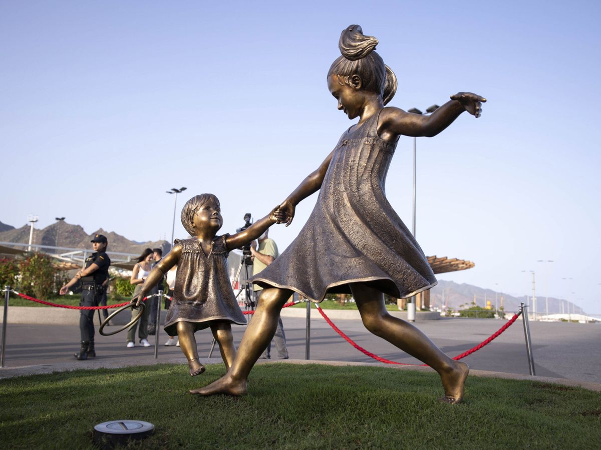 Foto: Una escultura en honor a Anna y Olivia, las niñas presuntamente asesinadas y arrojadas al mar por su padre en Canarias. (EFE/Miguel Barreto)