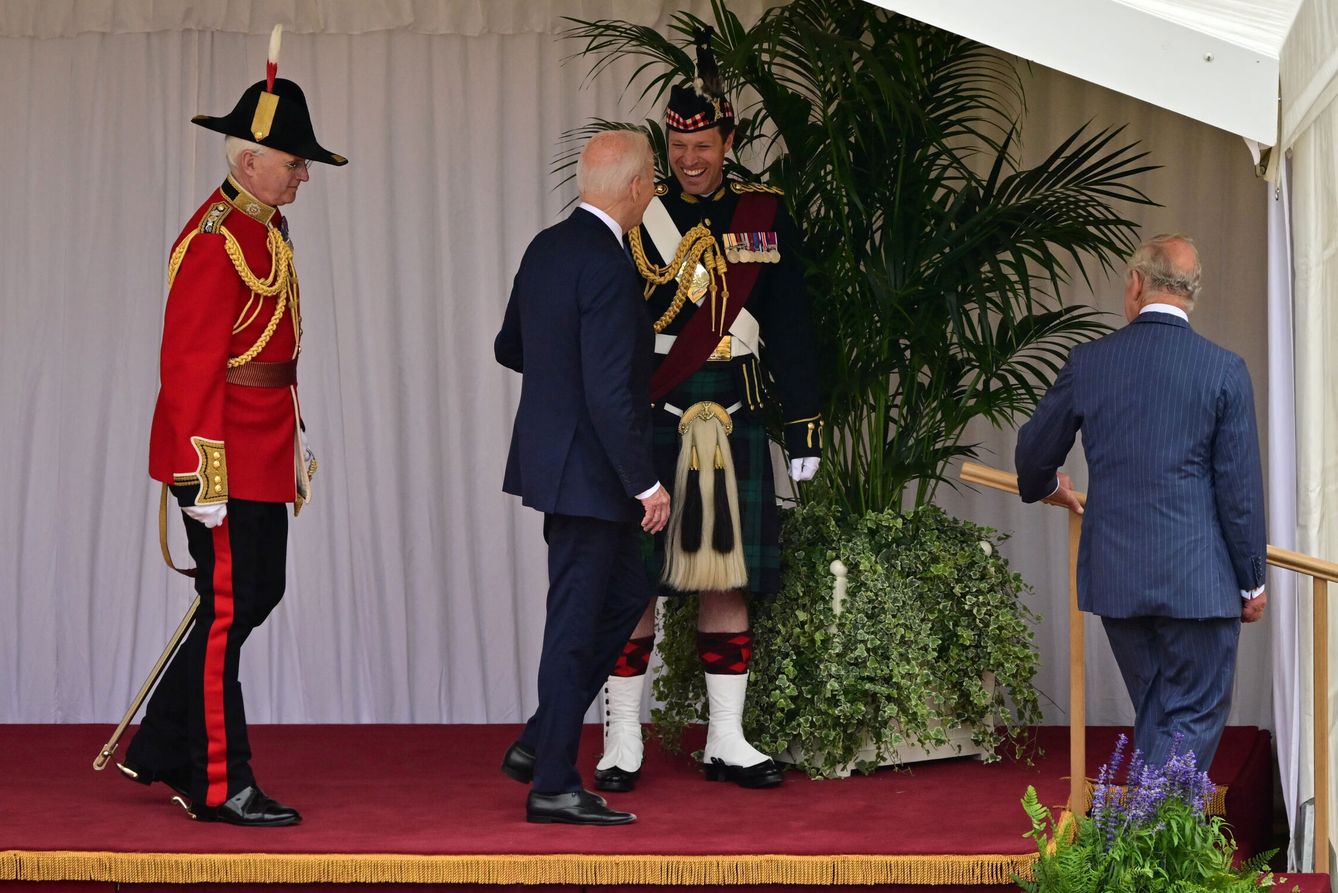 Joe Biden junto al Major Johnny en su visita a Londres en 2023. (Reuters)