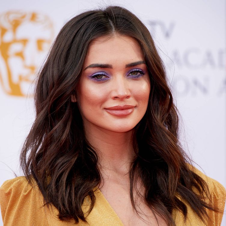 Amy Jackson eligió un ahumado en tonos morados para los BAFTA de 2018. (Getty)