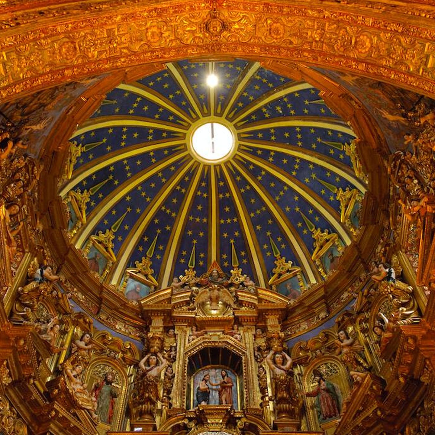 Toneladas de oro recubren las iglesias de Quito. (Ministerio de Turismo de Ecuador)