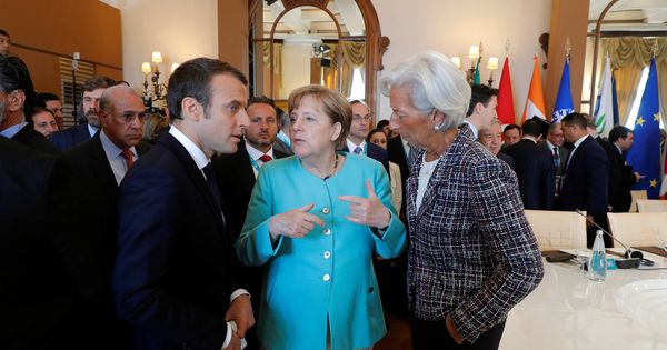 Foto: El presidente de Francia, Emmanuel Macron, habla con la canciller Merkel durante la cumbre del G-7, en Taormina. (Reuters)