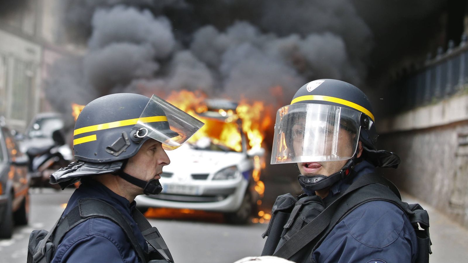 Foto: Un coche de policía arde durante una protesta contra la violencia contra las fuerzas de seguridad, en París (Efe).