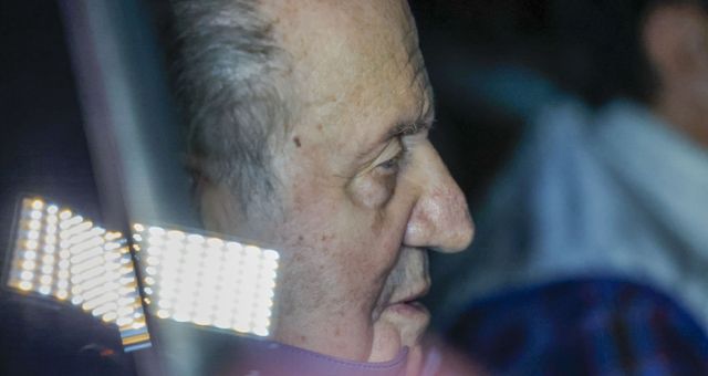 El rey Juan Carlos ha aterrizado este lunes en el aeropuerto de Vigo. (EFE/Salvador Sas)