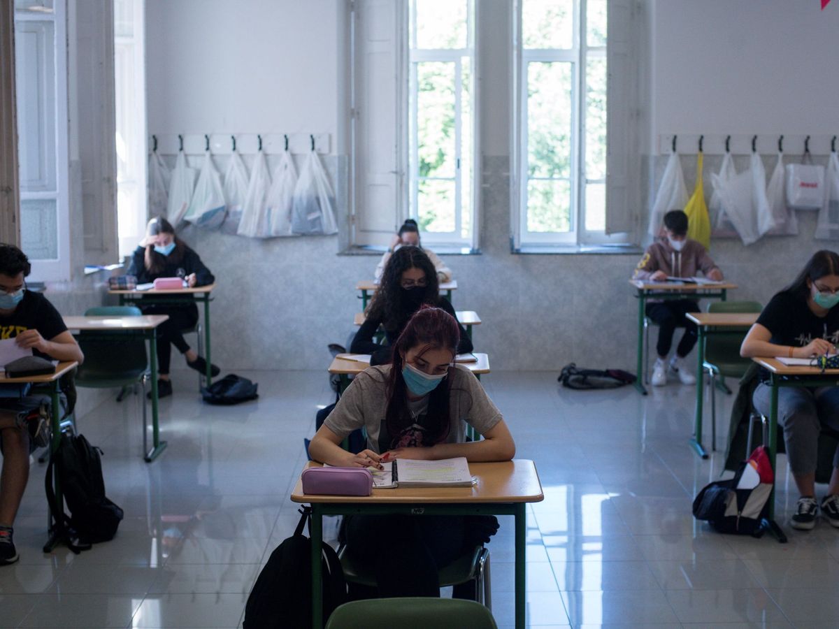 Foto: Alumnos estudiando para un examen. (EFE/Brais Lorenzo)