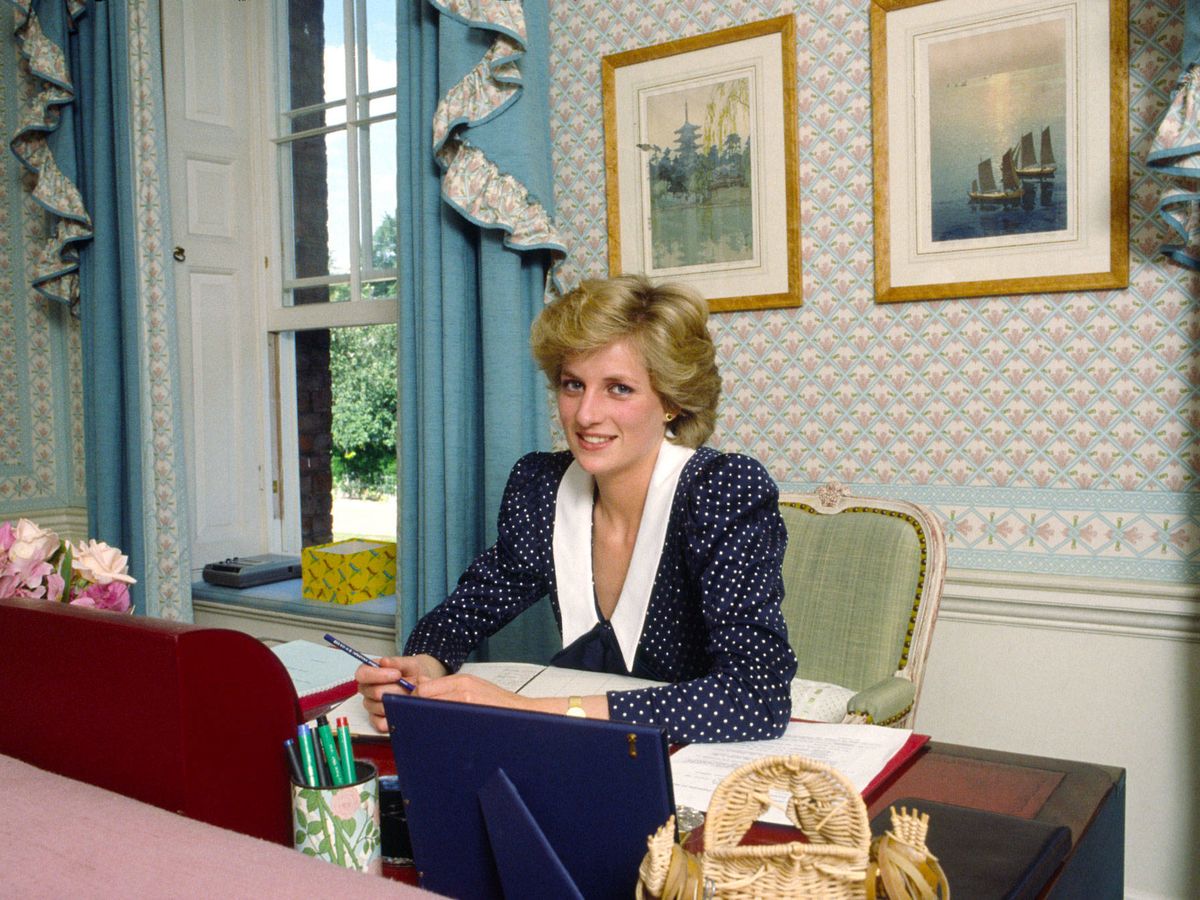 Foto: Diana de Gales, trabajando en su despacho. (Getty)