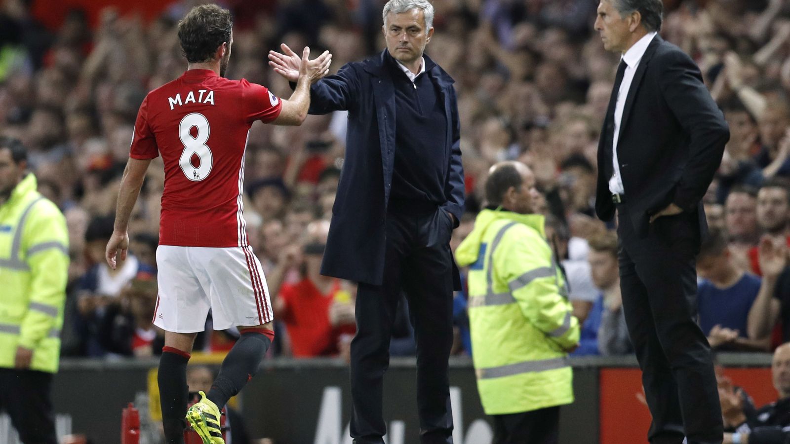 Foto: Mourinho saluda a Mata durante el partido que enfrentó al Manchester United con el Southampton. (EFE)