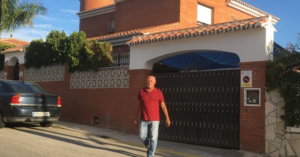Foto: El exalcalde de Rincón de la Victoria José María Gómez, el pasado martes, delante de su antiguo domicilio. (A. R.) 