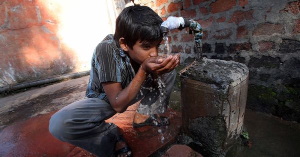 Foto: Imagen de archivo de un niño indio bebiendo agua en Bhopal (EFE)