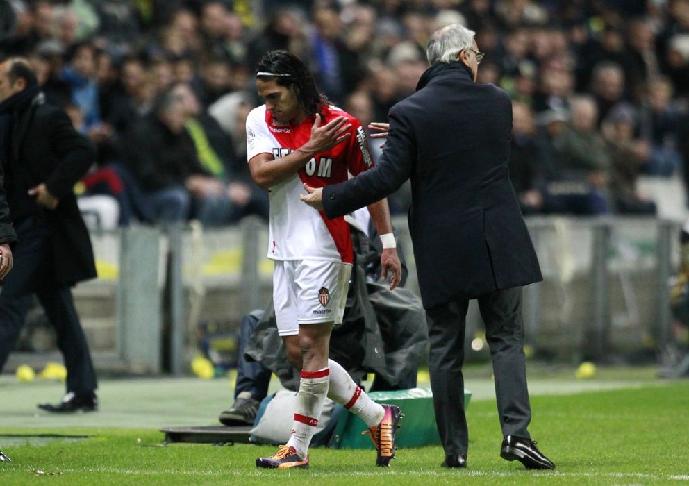 Foto: Radamel Falcao saludando a Claudio Ranieri.