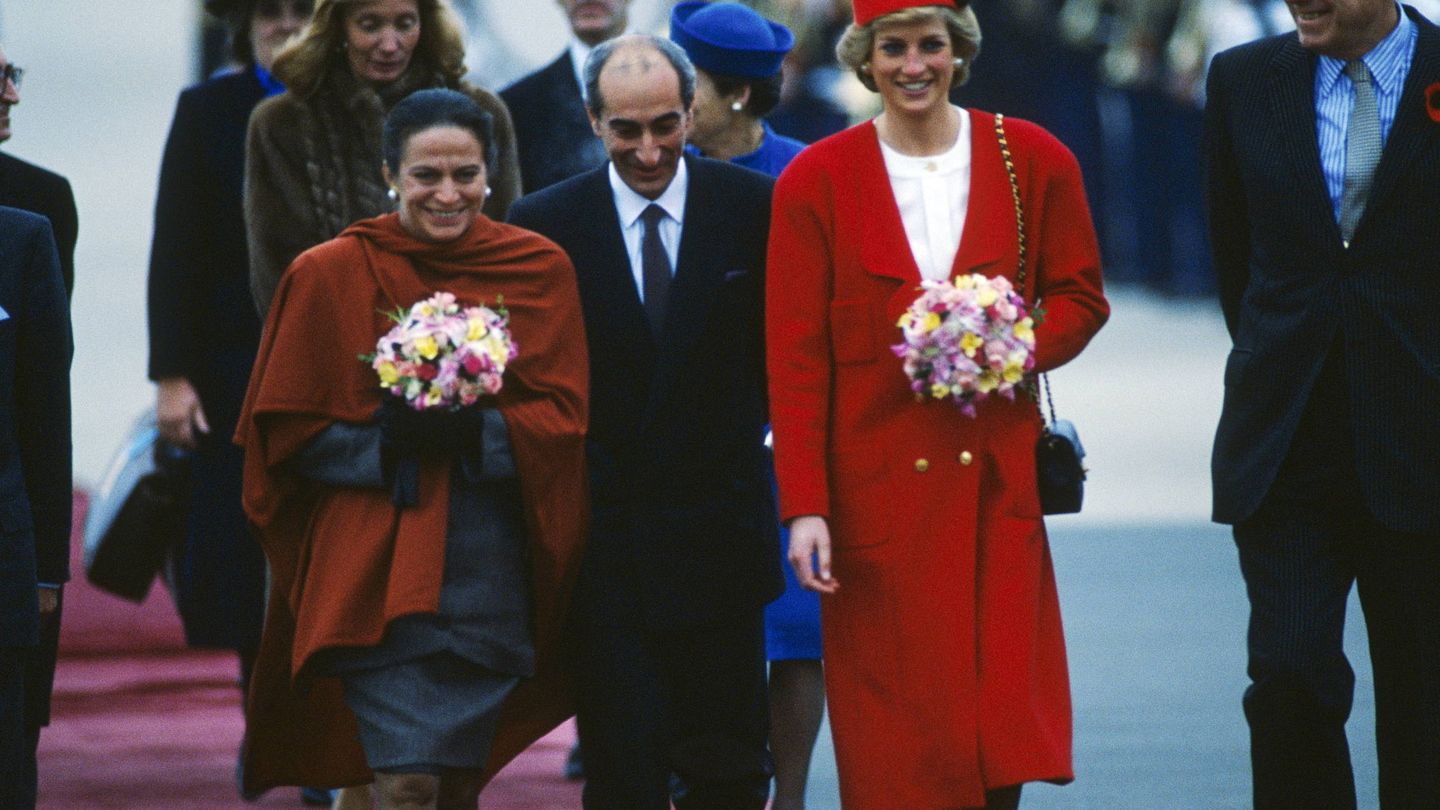 Diana, con bolso y abrigo de Chanel en 1988. (Getty)