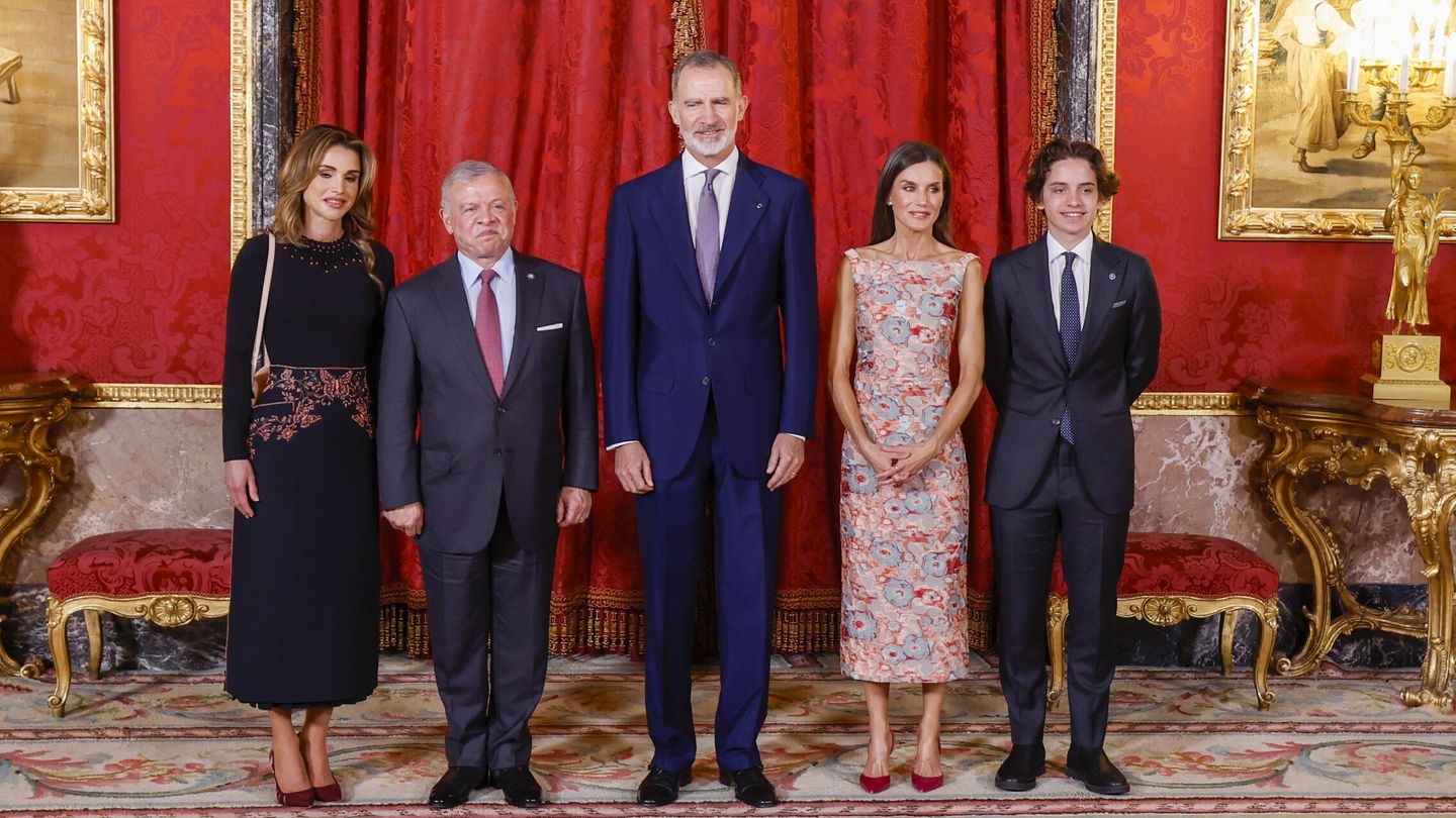 Los reyes Felipe y Letizia, junto a Abdalá II, Rania y su hijo menor, Hashem, en el Palacio Real de Madrid. (EFE/Juanjo Martin)