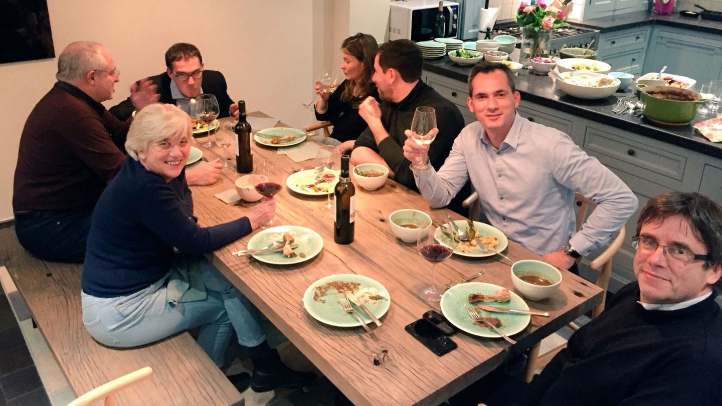 Puigdemont y los ex 'consellers', cenando anoche en casa del diputado flamenco Lorin Parys. (Reuters)
