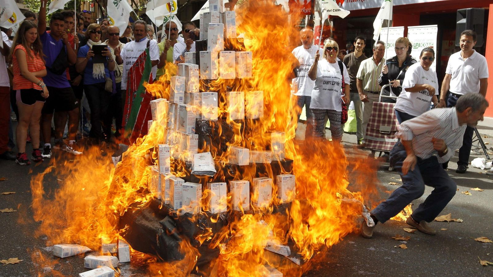 Foto: Ganaderos queman leche de una cadena de distribución francesa. (Efe)