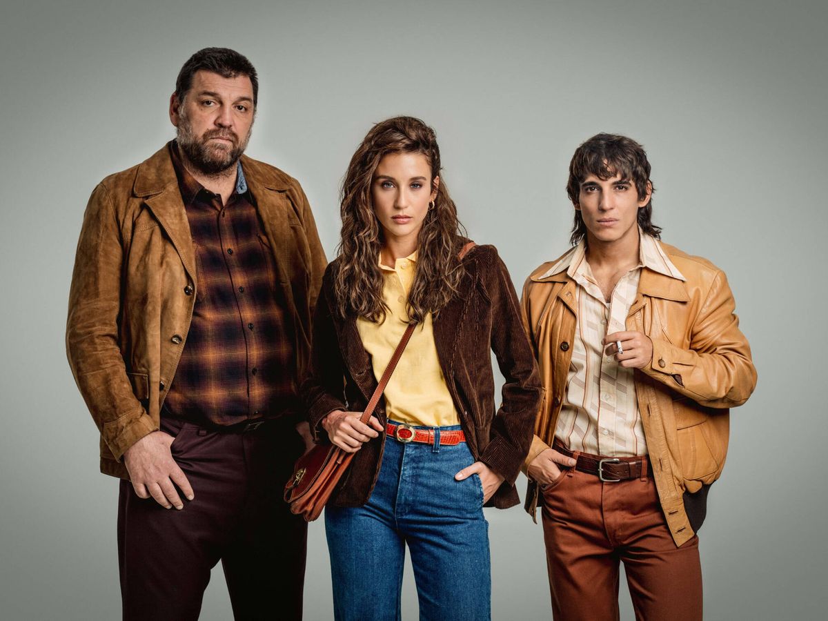 Foto: Hovik Keuchkerian, María Pedraza y Miguel Herrán, en una imagen promocional de 'Asalto al Banco Central'. (Netflix)