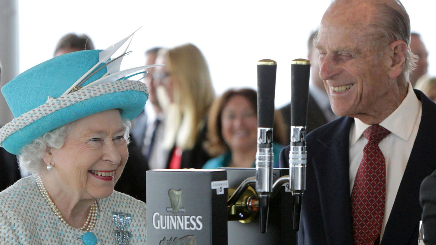 La reina y el duque, en Irlanda en 2011. (Reutes)