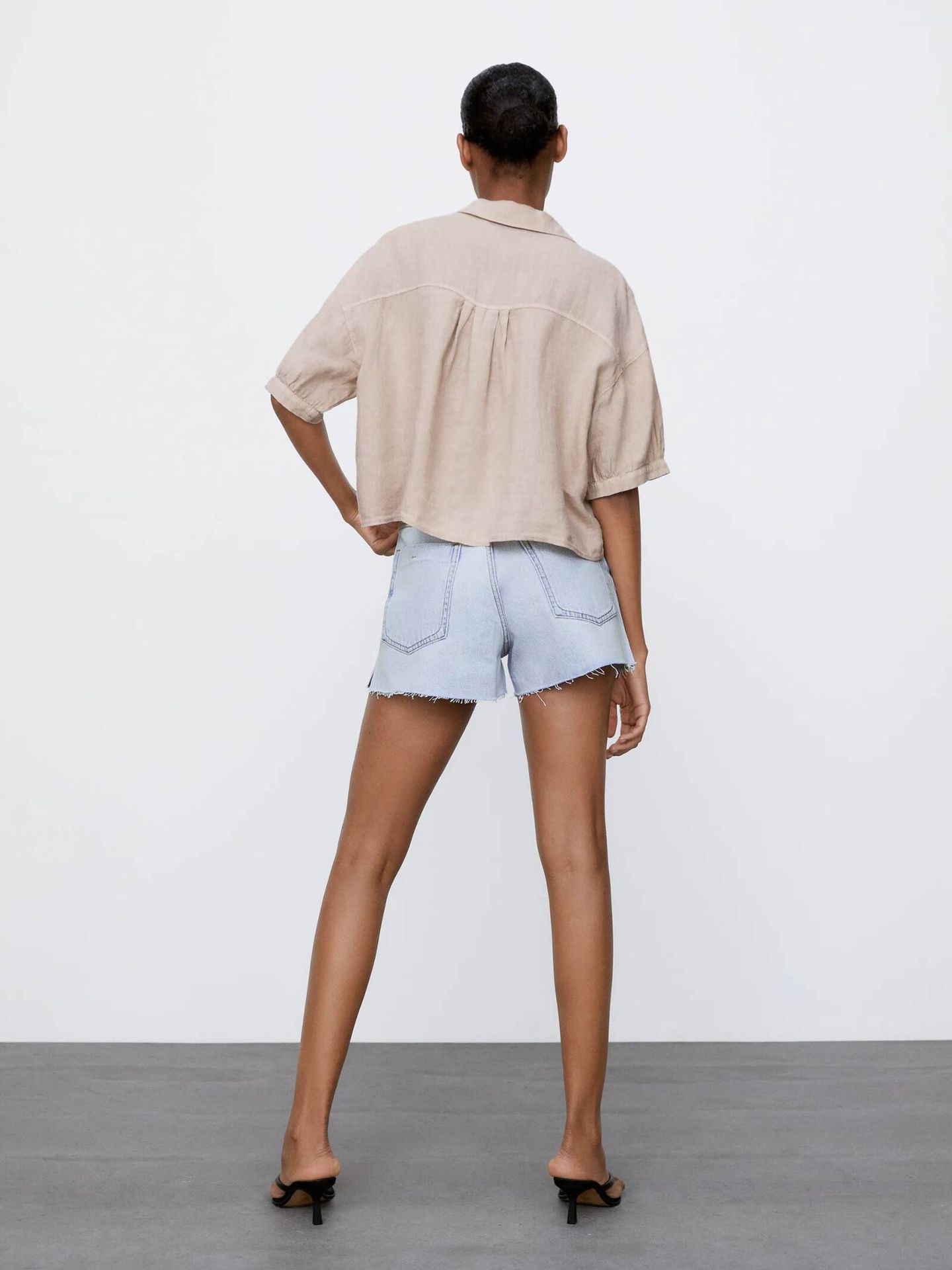 Camisa de lino de tendencia utility de Zara. (Cortesía)