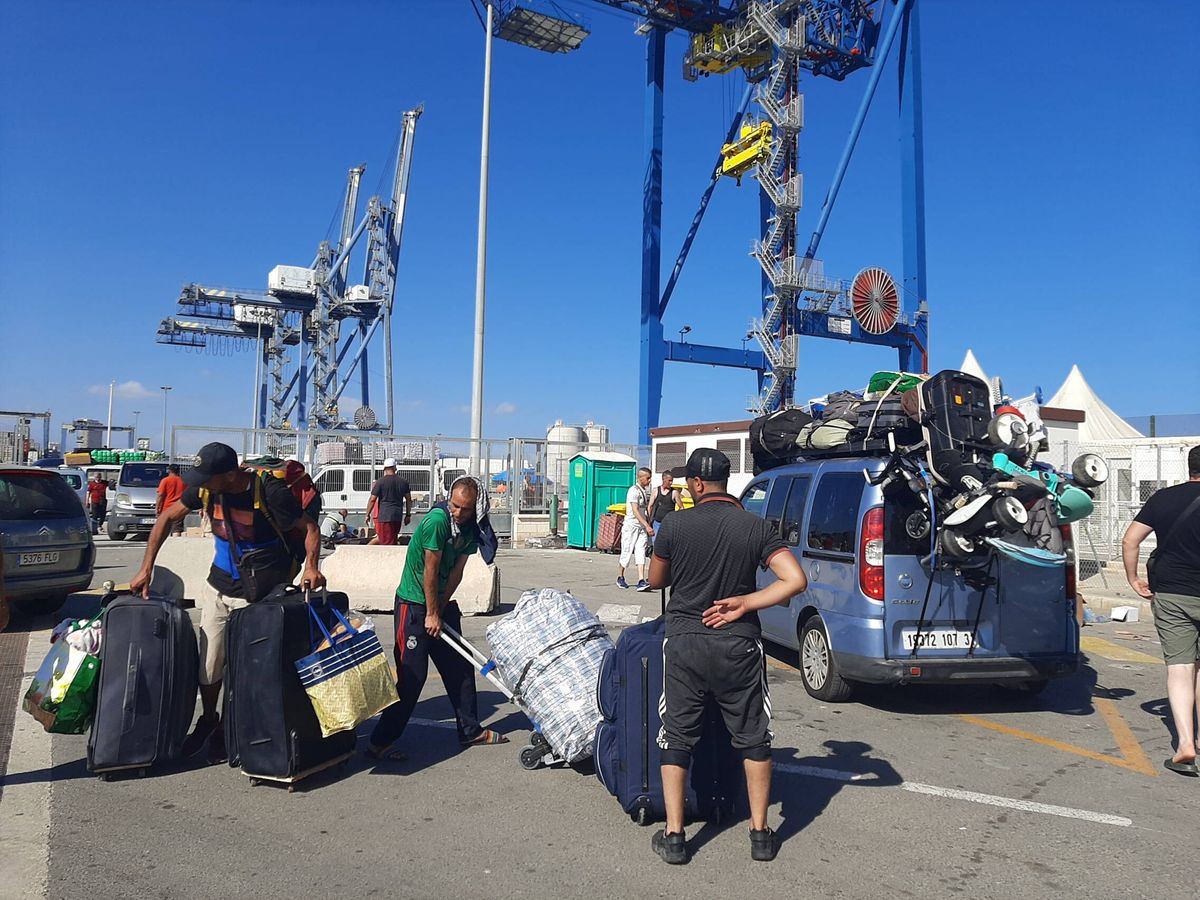Foto: Ciudadanos argelinos cargan sus coches en el Puerto de Alicante. (A. J.)