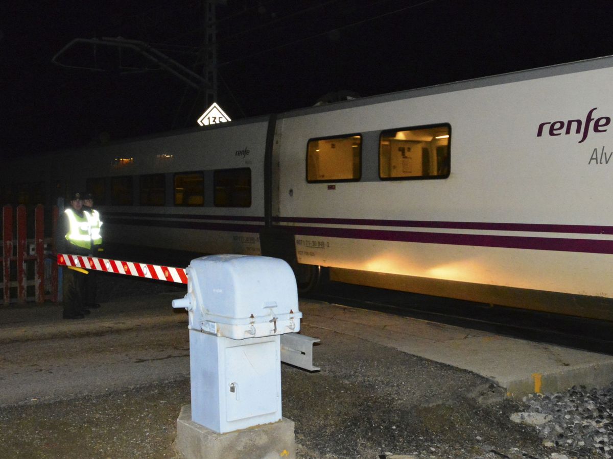 Foto: Un tren Alvia tras un accidente en una imagen de archivo. (EFE/A. Álvarez)