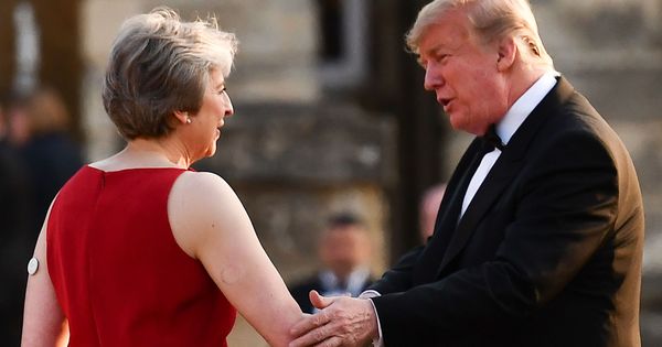 Foto: TLa primera ministra británica, Theresa May (i), saluda al presidente estadounidense, Donald Trump. (EFE)