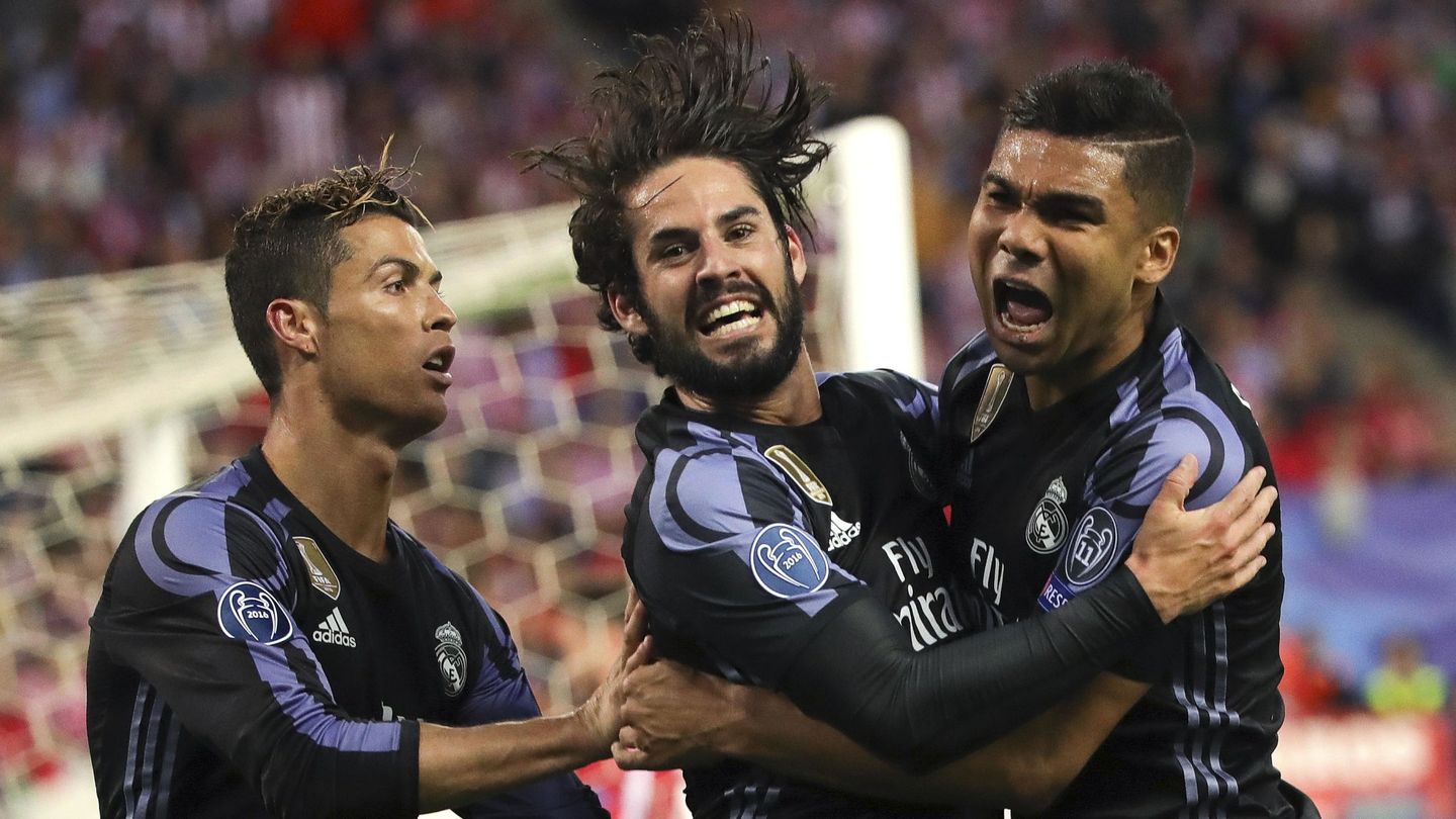 Isco Alarcón celebra con Cristiano Ronaldo y con Casemiro su gol. (EFE/J. Martín)