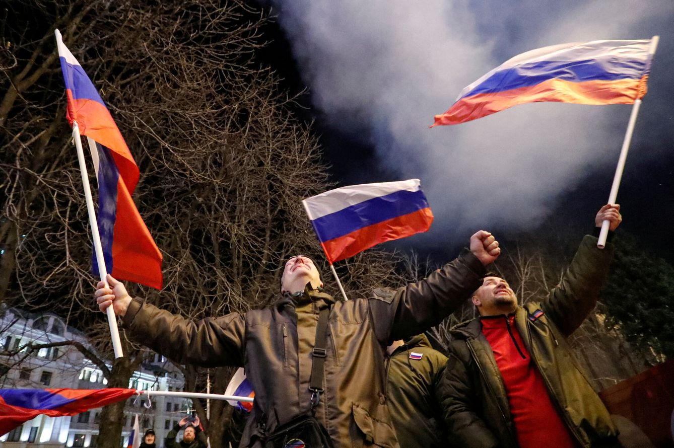 Activistas prorrusos celebran en las calles la decisión de Putin. (Reuters/Alexander Ermochenko)