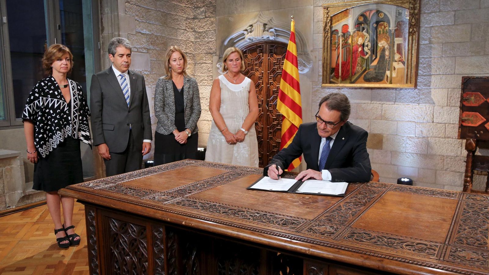 Foto: El presidente de la Generalitat de Cataluña, Artur Mas, en la firma de la convocatoria de elecciones autonómicas para el próximo 27 de septiembre. (Reuters)