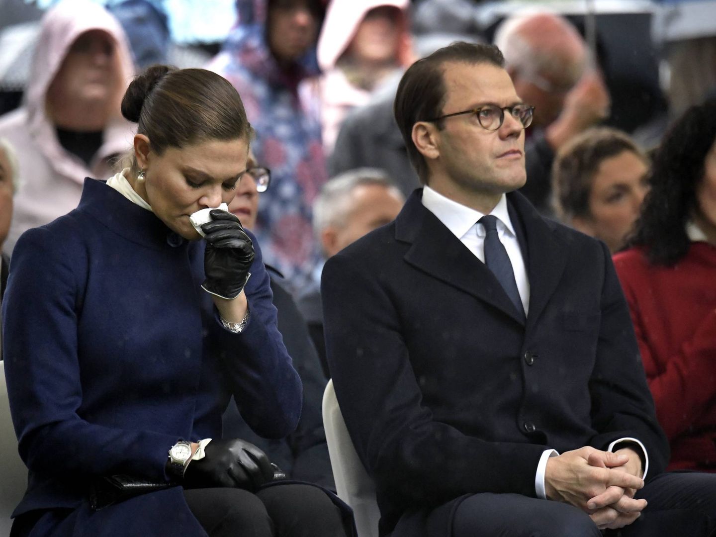Victoria de Suecia, junto a su marido, el príncipe Daniel, sin poder contener las lágrimas. (Cordon Press)