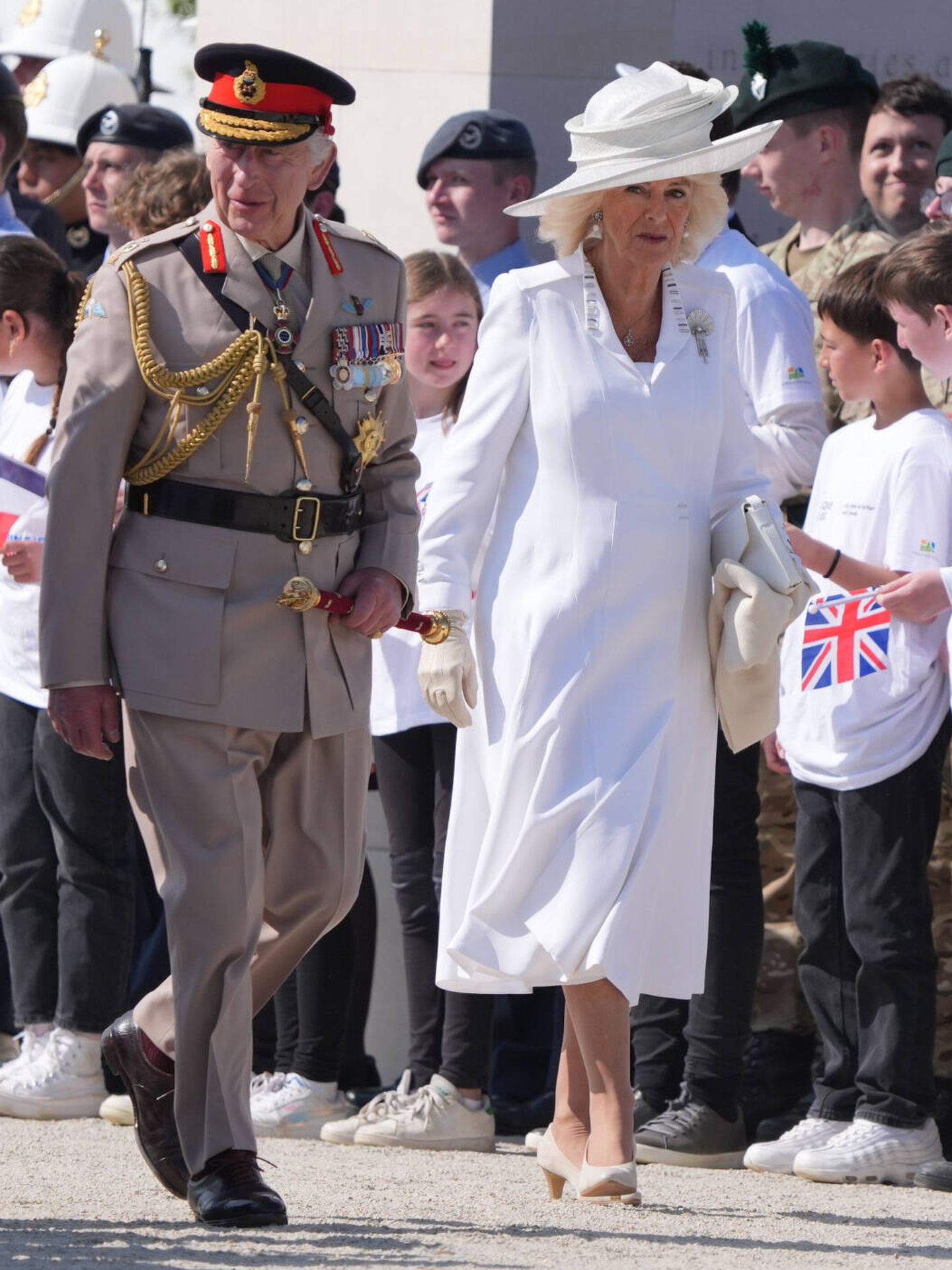 Carlos III y Camila en la celebración del Día D. (Reuters)