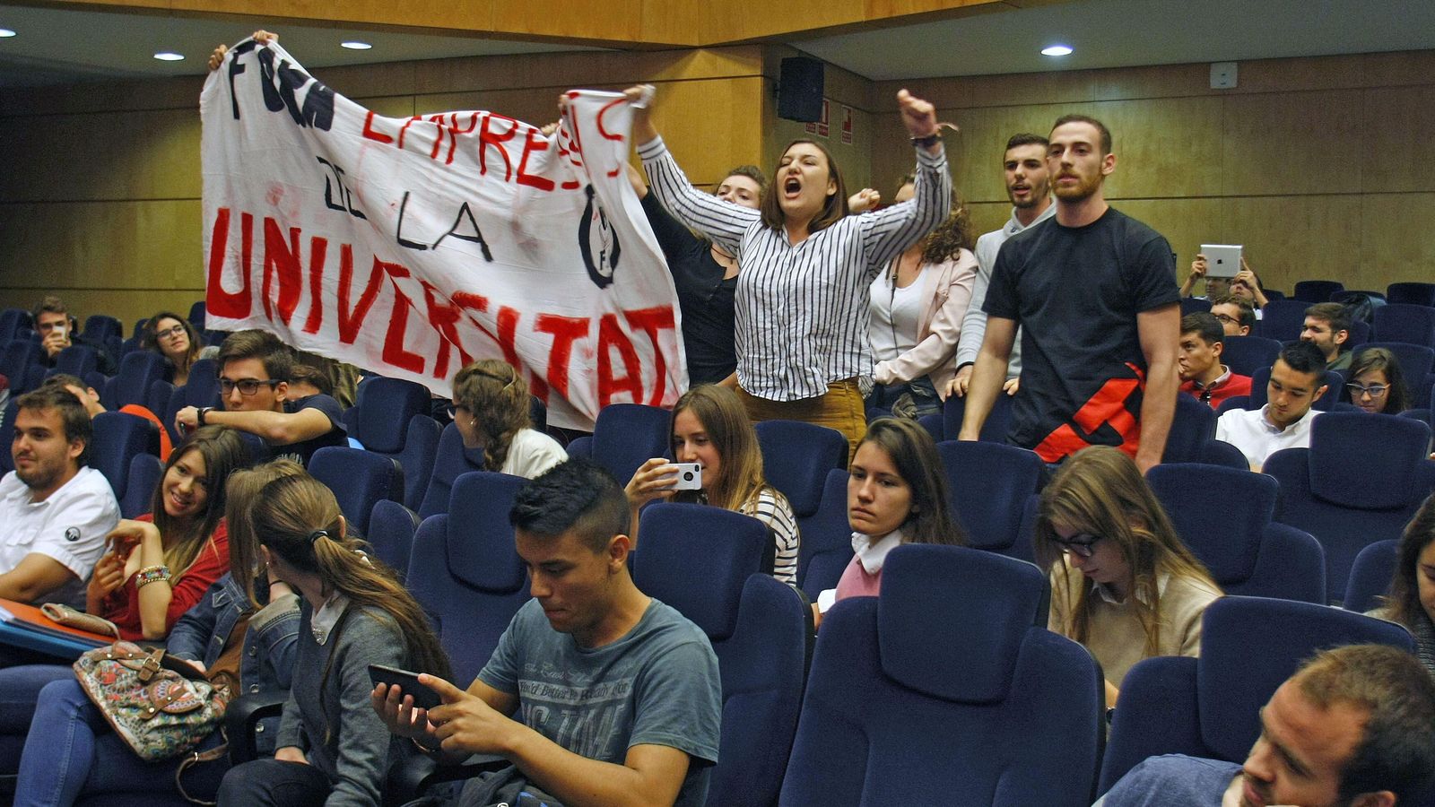 Foto: Los estudiantes han interrumpido hoy al expresidente del Gobierno español Felipe González. (EFE)